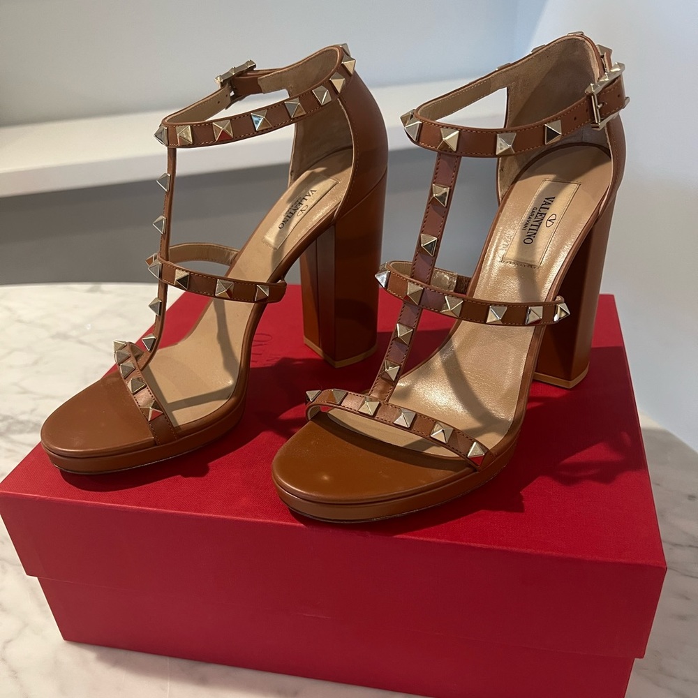 NWT - Valentino Garavani Rockstud Heel